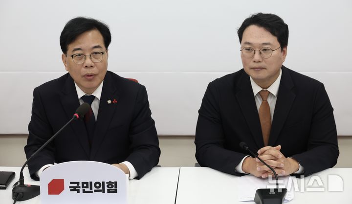 [서울=뉴시스] 조성봉 기자 = 송언석 국민의힘 원내대표가 17일 오전 서울 여의도 국회에서 천하람 개혁신당 원내대표와 ‘통일교 특검’관련 회동을 하며 발언을 하고 있다. 2025.12.17. suncho21@newsis.com