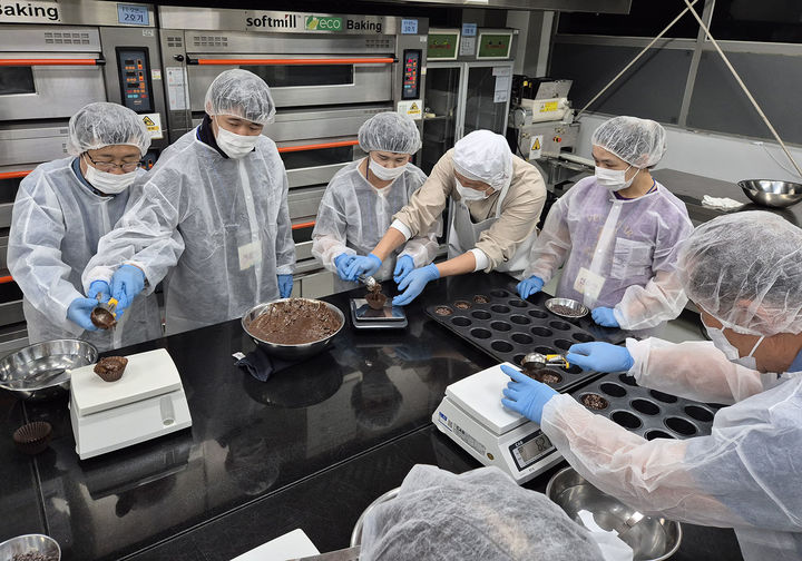강원랜드 사회공헌재단의 자회사인 ㈜하이원베이커리에서 지역 특수학교 학생들을 대상으로 한 장애청년 직무체험 프로그램을 진행하고 있다.(사진=강원랜드 제공) *재판매 및 DB 금지