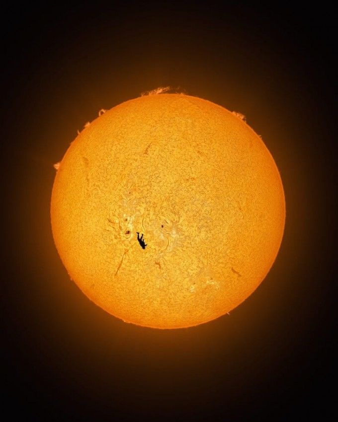 네이처가 선정한 2025년 올해의 과학 사진 중 하나인 '태양 위를 걷다(Walking on sunshine)'. (사진=네이처) *재판매 및 DB 금지