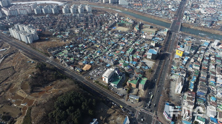 [전주=뉴시스] 전북 전주시는 민선 8기 들어 재개발·재건축 정비사업 활성화를 위해 각종 규제 합리화와 제도 개선을 추진한 결과 정비사업이 본궤도에 오르는 등 가시적인 성과를 거두고 있다고 17일 밝혔다. 하가구역 항공사진. (사진=전주시 제공) 2025.12.17. photo@newsis.com