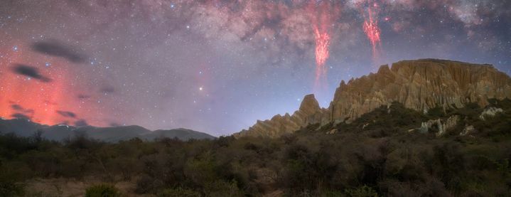 네이처가 선정한 2025년 올해의 과학 사진 중 하나인 '붉은 번개(Red lightning)'. (사진=네이처) *재판매 및 DB 금지