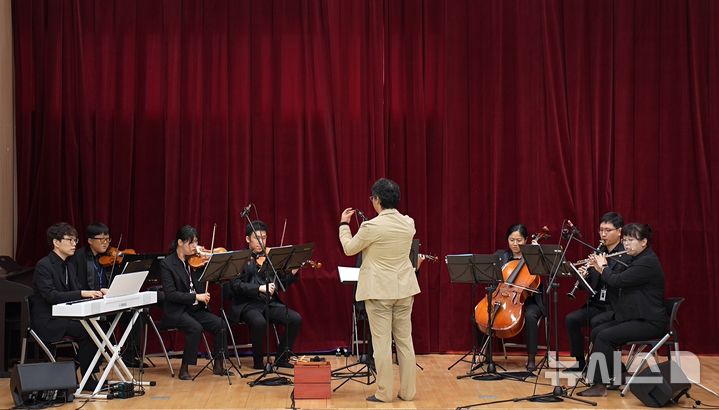 [전주=뉴시스]윤난슬 기자 = 전북특별자치도교육청은 장애인오케스트라 '어울소리'가 오는 22일 오후 7시 전주대학교 JJ아트홀에서 첫 정기연주회를 연다고 17일 밝혔다. (사진=전북교육청 제공) photo@newsis.com 