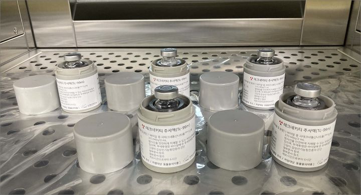 [대전=뉴시스] 원자력연구원이 개발해 임상시험에 착수한 동물용 방사성의약품 '테크네키티 주사액'.(사진=원자력연구원 제공) *재판매 및 DB 금지