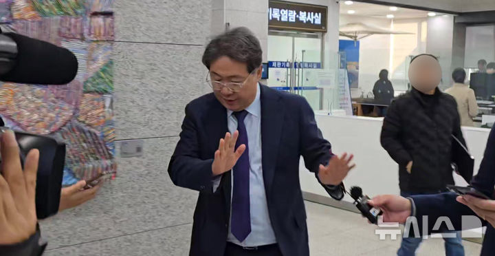 [전주=뉴시스] 강경호 기자 = 국가보안법 위반(회합·통신 등, 편의제공) 혐의로 기소된 방용철 전 쌍방울 부회장이 17일 선고공판 출석을 위해 전북 전주시 전주지법 청사 로비에서 취재진들의 질문을 받고 있다. 2025.12.17. lukekang@newsis.com