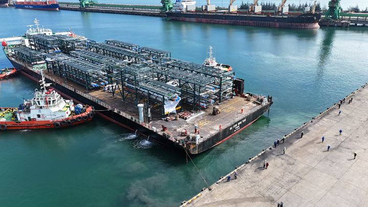 베트남에서 모듈을 싣고 출발한 바지선이 SGC E&C의 화공 설비 현장인 말레이시아 사라왁주에 도착해 하역을 위한 접안을 시도하고 있다. (사진=SGC E&C 제공) *재판매 및 DB 금지