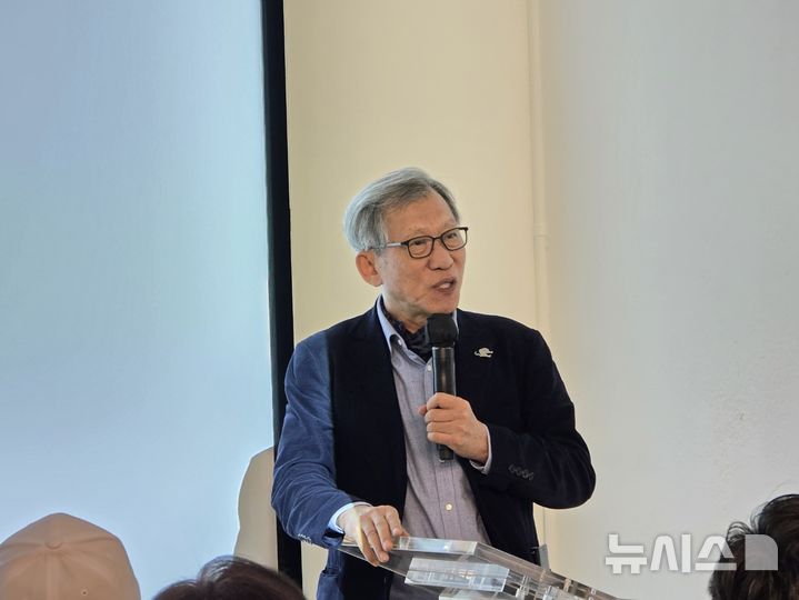 [워싱턴=뉴시스]유홍준 국립중앙박물관장이 16일(현지 시간) 미국 워싱턴DC 한국문화원에서 강연을 진행하고 있다. 2025.12.17.