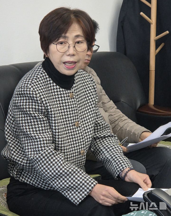 [전주=뉴시스]윤난슬 기자 = 전북 전주시장 출마를 준비 중인 국주영은 전북특별자치도의원은 17일 전주시청에서 기자간담회를 열고 "전주시 재정 문제는 단순한 경기 침체의 문제가 아니라 재정 운용과 예산 정책의 실패에서 비롯된 구조적 문제"라며 "지금은 재정위기 평계가 아니라 재정수술로 답해야 할 때"라고 밝혔다. 2025.12.17. yns4656@newsis.com