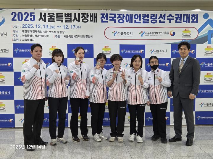 [이천=뉴시스]이천농아인여자컬링팀이 서울특별시장배 전국장애인컬링선수권대회 준우승을 기념해 사진을 찍고 있다.(사진=이천시 제공)2025.12.17.photo@newsis.com *재판매 및 DB 금지