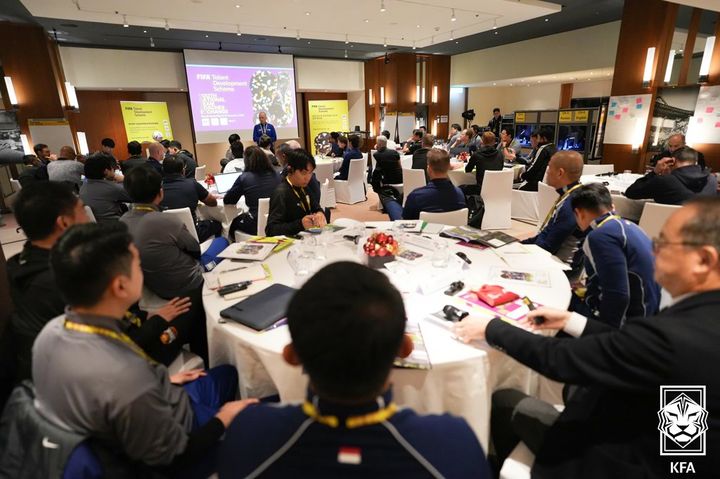 [서울=뉴시스]FIFA 남자유소년대표팀 지도자 세미나. (사진=대한축구협회 제공)