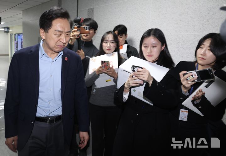 [서울=뉴시스] 조성봉 기자 = 김기현 국민의힘 의원이 17일 오전 서울 여의도 국회 의원회관 사무실로 들어가고 있다. 이날 김건희 여사의 '로저비비에 가방 수수 의혹'을 수사하는 민중기 특별검사팀은 김 의원의 성동구 자택, 의원실에 수사관 등을 보내 압수수색을 하고 있다. 2025.12.17. suncho21@newsis.com