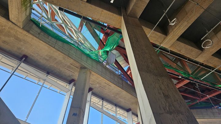 [부산=뉴시스] 17일 오전 9시10분께 부산 중구의 한 문화시설 공사현장서 지붕층 데크 설치 작업을 하던 A(40대)씨가 10m 높이에서 추락해 숨졌다. (사진=부산 중부경찰서 제공) 2025.12.17. photo@newsis.com *재판매 및 DB 금지