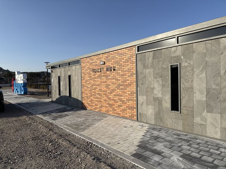 [평창=뉴시스] 평창올림픽플라자 옥외화장실 모습. (사진=평창군 제공) 2025.12.17. photo@newsis.com *재판매 및 DB 금지