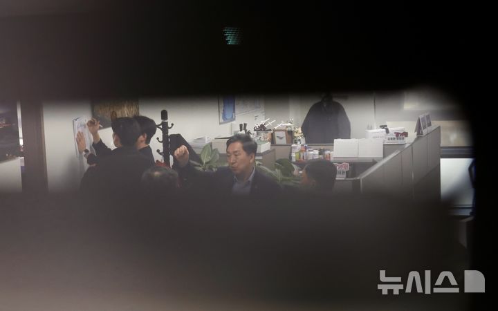 [서울=뉴시스] 조성봉 기자 = 김기현 국민의힘 의원이 17일 오후 서울 여의도 국회 의원회관 사무실에서 분주한 모습을 보이고 있다. 이날 김건희 여사의 '로저비비에 가방 수수 의혹'을 수사하는 민중기 특별검사팀은 김 의원의 사무실에 수사관 등을 보내 압수수색을 하고 있다. 2025.12.17. suncho21@newsis.com
