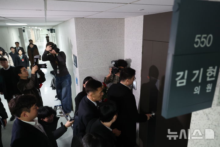 [서울=뉴시스] 조성봉 기자 = 17일 오후 서울 여의도 국회 의원회관 김기현 국민의힘 사무실에 김건희 여사의 '로저비비에 가방 수수 의혹'을 수사하는 민중기 특별검사팀이 압수수색을 위해 들어가고 있다. 2025.12.17. suncho21@newsis.com