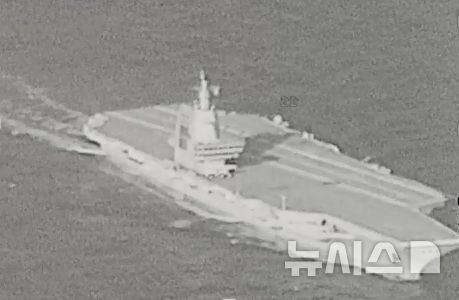 [베이징=뉴시스] 대만 국방부는 17일 공개한 감시 영상을 통해 푸젠함이 전날 대만해협을 통과했다고 밝혔다. 사진은 대만 국방부가 공개한 푸젠함 모습.(사진=대만 국방부 홈페이지 갈무리) 2025.12.17 photo@newsis.com