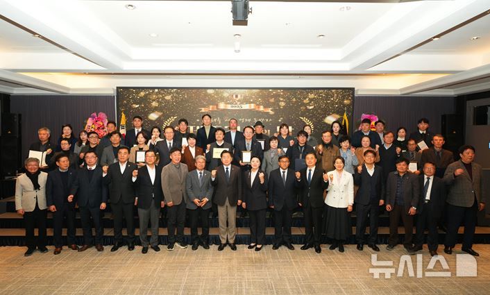 [제주=뉴시스] 지난 16일 오후 제주시 메종글래드제주 크리스탈홀에서 열린 '2025 제주경총의 밤' 행사에서 오영훈 제주지사와 한봉심 제주경총 회장 등 주요 참석자들이 기념촬영하고 있다. (사진=제주경영자총협회 제공) 2025.12.17. photo@newsis.com *재판매 및 DB 금지