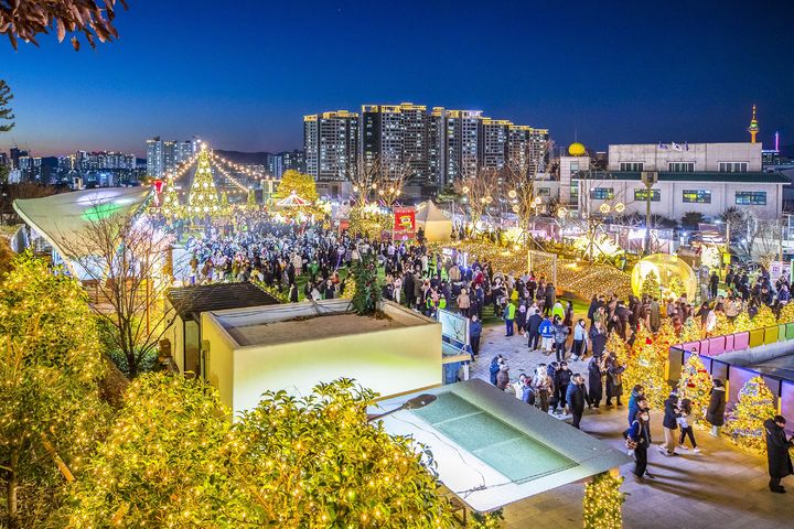 [대구=뉴시스] 대구 남구는 오는 20일부터 이틀간 앞산빨래터공원 일원에서 '2025 앞산 크리스마스 축제'를 개최한다. (사진=대구 남구 제공) 2025.12.17. photo@newsis.com *재판매 및 DB 금지