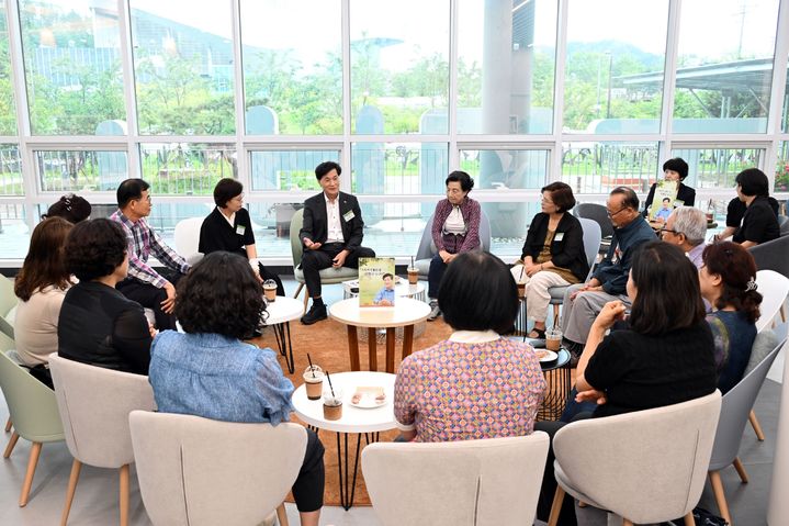 [밀양=뉴시스] 안병구 시장이 문화관광해설사와 안병구의 소통하기 좋은 날을 운영하고 있다. (사진= 밀양시 제공) 2025.12.17. photo@newsis.com *재판매 및 DB 금지