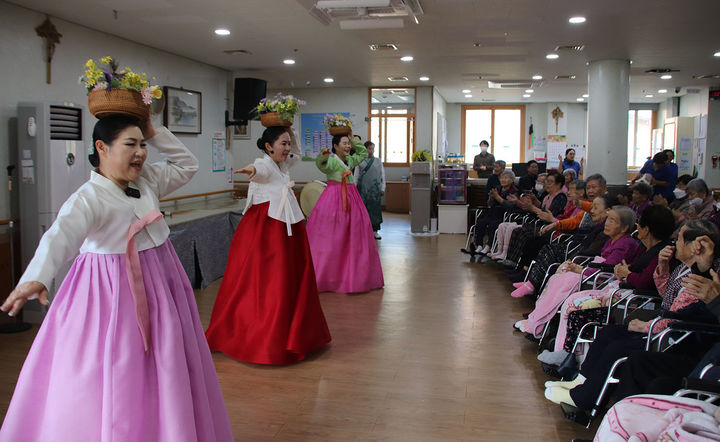 정선아리랑문화재단이 노인요양원을 방문해 아리랑 재능기부 공연을 진행하고 있다.(사진=정선군 제공) *재판매 및 DB 금지