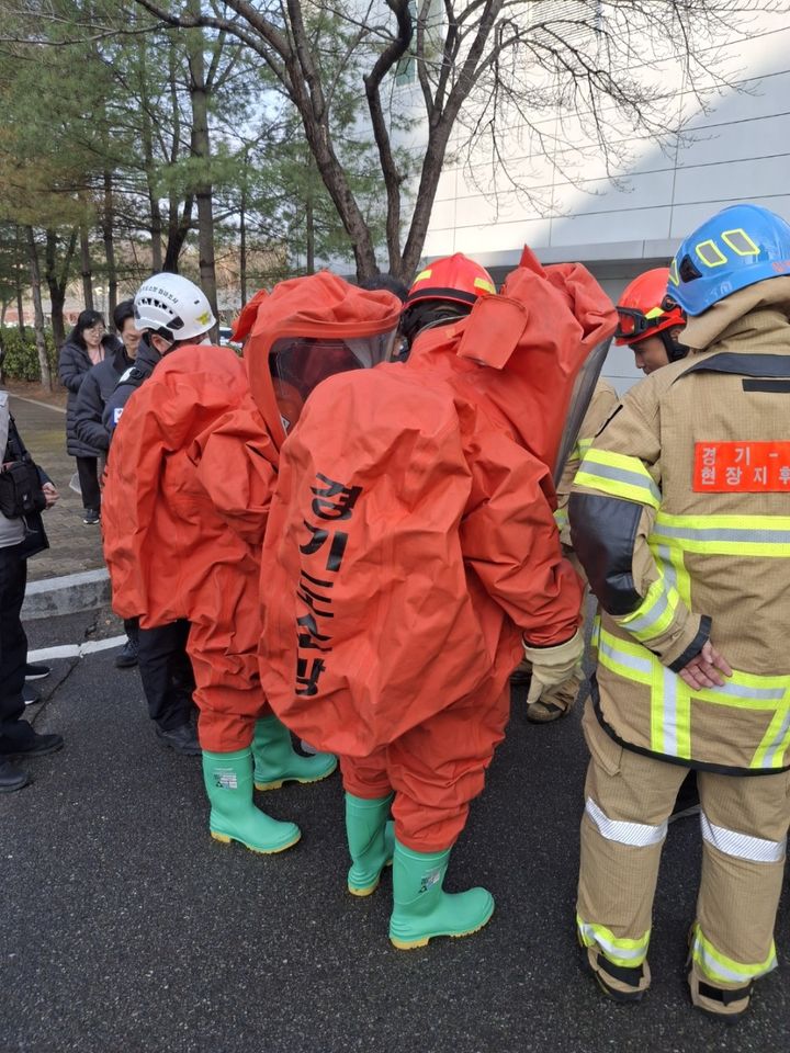 [수원=뉴시스] 사고 현장 모습. (사진=경기도소방재난본부 제공) 2025.12.17. photo@newsis.com *재판매 및 DB 금지