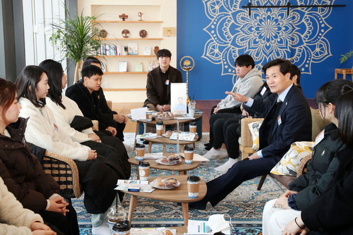 [밀양=뉴시스] 안병구 시장이 청년아르바이트와 안병구의 소통하기 좋은 날을 운영하고 있다. (사진= 밀양시 제공) 2025.12.17. photo@newsis.com *재판매 및 DB 금지