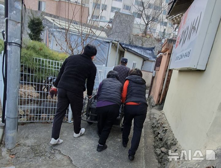 [김해=뉴시스]김해 진영읍 익명 사랑의 연탄 기부. (사진=김해시 제공). 2025.12.17. photo@newsis.com