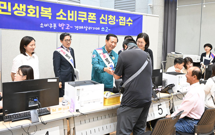 [거창=뉴시스] 민생회복 소비쿠폰 거창읍 청구 (사진=거창군 제공) 2025. 12. 17. photo@newsis.com&nbsp; *재판매 및 DB 금지