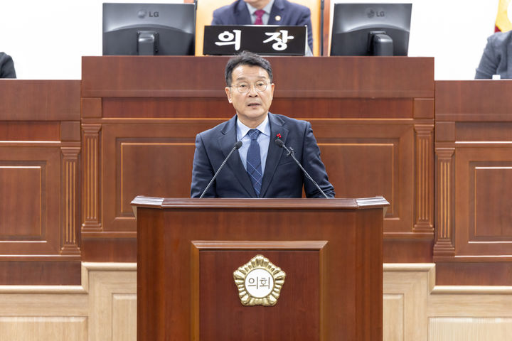 [대구=뉴시스] 대구 북구의회 제298회 정례회 제2차 본회의에서 최우영 구의원이 구정 질의를 하고 있다. (사진=대구 북구의회 제공) 2025.12.17. photo@newsis.com *재판매 및 DB 금지