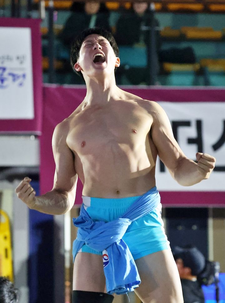 [정읍=뉴시스] 지난 16일 열린 '위더스제약 2025 문경오미자장사 씨름대회' 2일차, 정읍시청 단풍미인씨름단 박상준 선수가 소백급 결승전에서 우승을 확정지으며 포효하고 있다. *재판매 및 DB 금지