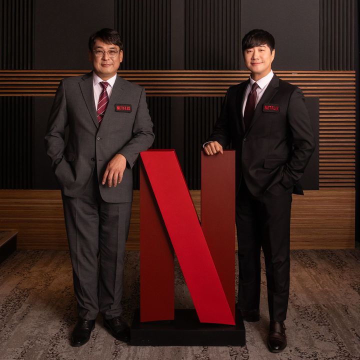 [서울=뉴시스] 넷플릭스가 시범 도입하는 스포츠 해설에 참여하는 배성재 아나운서(오른쪽), 황현철 복싱 전문 해설위원. (사진=넷플릭스 제공) 2025.12.17. photo@newsis.com *재판매 및 DB 금지