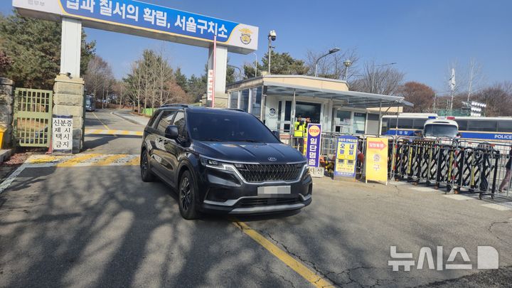 [서울=뉴시스]이종성 수습기자=경찰청 국가수사본부 특별전담수사팀은 17일 오전 9시30분부터 경기도 의왕시 서울구치소에서 진행한 한학자 총재에 대한 접견 조사를 낮 12시30분께 마쳤다. 사진은 이날 오후 1시14분께 경찰청 국가수사본부 특별전담수사팀 차량이 서울구치소를 빠져나가는 모습. 2025.12.17