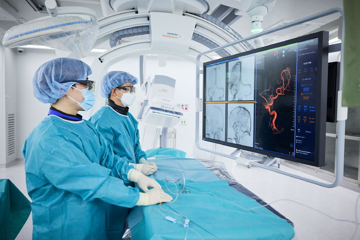 [천안=뉴시스] 순천향대천안병원의 뇌혈관 시술 모습. (사진=순천향대천안병원 제공) 2025.12.17 photo@newsis.com *재판매 및 DB 금지