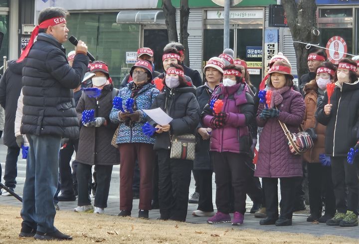 [청주=뉴시스] 이도근 기자= 충북 제천시 송학면 주민들이 17일 청주시 상당구 문화동 충북도청 정문 앞에서 생수공장 건립 반대 집회를 열고 있다. 2025.12.17. nulha@newsis.com *재판매 및 DB 금지