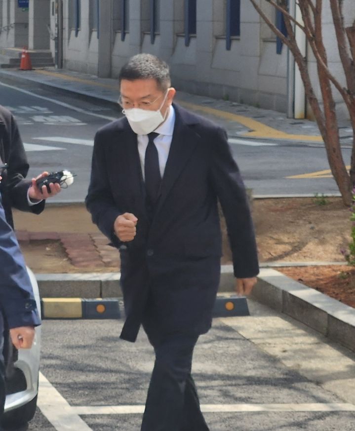 [서울=뉴시스] 윤관 블루런벤처스 대표가 지난 4월 15일 미공개 정보 이용 혐의 관련 서울남부지법에 출석하는 모습. (사진=이창훈 기자) 2025.12.17 photo@newsis.com *재판매 및 DB 금지&nbsp;&nbsp; *재판매 및 DB 금지