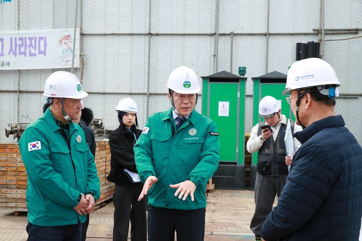 [서울=뉴시스] 지난 2월 해빙기 대비 건축공사장 안전점검에 나선 박준희 관악구청장.