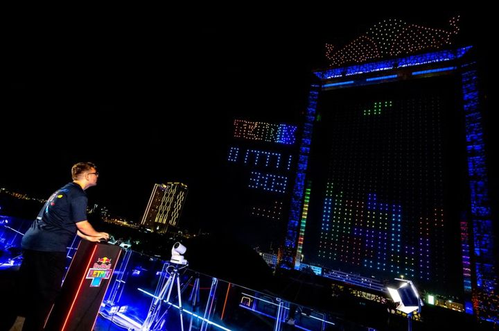 [뉴시스] 두바이 하늘에서 펼쳐진 '드론 테트리스'. (사진='인디펜던트' 캡처) *재판매 및 DB금지 *재판매 및 DB 금지