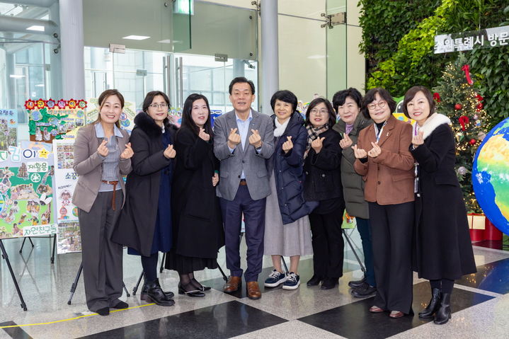 [수원=뉴시스] 기부금 전달식. (사진=수원시 제공) 2025.12.17. photo@newsis.com *재판매 및 DB 금지