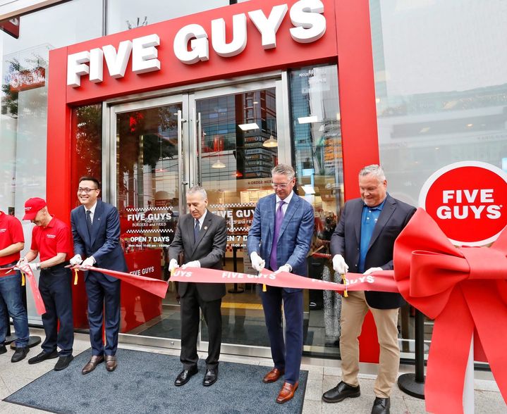 2023년 6월 국내 파이브가이즈 1호점 오픈 당시 김동선 한화갤러리아 부사장(왼쪽에서 두번째) 모습. (사진=한화갤러리아 제공) *재판매 및 DB 금지