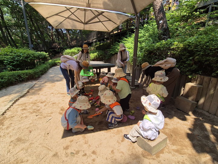 [서울=뉴시스] 체험사진_영축산유아숲체험원. 2025.12.17. (사진=노원구 제공) *재판매 및 DB 금지