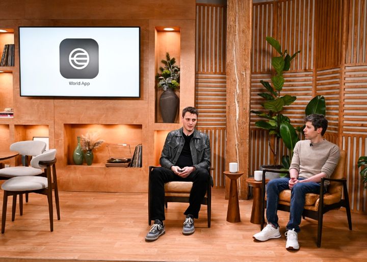 샘 올트먼과 알렉스 블라니아가 미국 샌프란시스코 본사에서 열린 '언랩트(Unwrapped)'행사에서 월드 앱 기능과 업데이트를 소개하고 있다(사진=툴스 포 휴머니티 제공) *재판매 및 DB 금지