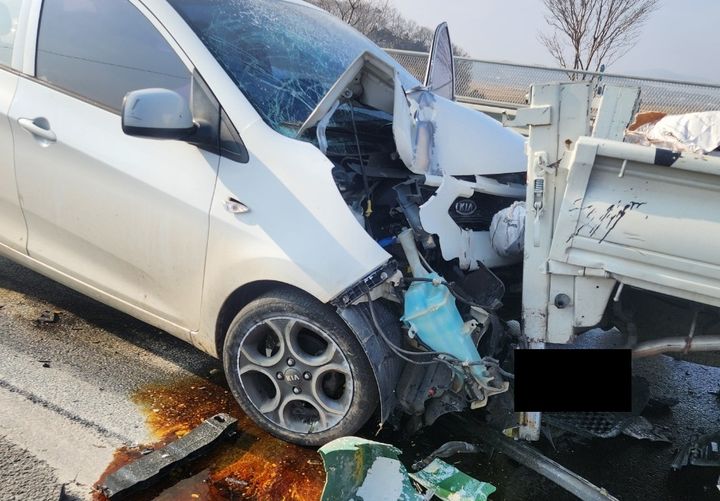 [당진=뉴시스] 17일 오전 11시4분께 당진시 순성면 중방리 도로에서 경차가 도색 작업자들을 들이 받은 후 작업차량 후미를 박고 멈춰섰다. (사진=당진경찰서 제공) 2025.12.17. photo@newsis.com *재판매 및 DB 금지