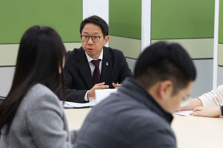 이방무 충북도 기획조정실장이 17일 충북도청 기자실에서 내년 첫 시행하는 현장형 청년인턴 제도에 대해 설명하고 있다. (사진=충북도 제공) *재판매 및 DB 금지