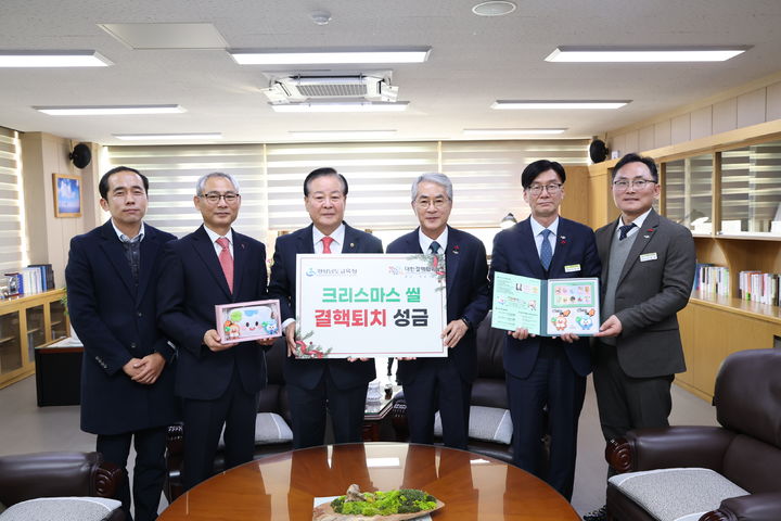 [창원=뉴시스]대한결핵협회 울산경남지부 강용범 부회장, 박종훈 교육감 등이 교육감 집무실에서 크리스마스 씰 증정식 및 결핵퇴치 성금 전달식을 진행하는 모습. (사진=경남교육청 제공) 2025.12.17.photo@newsis.com *재판매 및 DB 금지