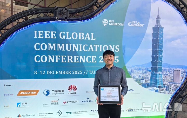 [포항=뉴시스] 송종욱 기자 = 'IEEE 아시아·태평양 우수 젊은 연구자상'을 받은 포스텍 전자전기공학과 전요셉 교수. (사진=포스텍 제공) 2025.12.17. photo@newsis.com 