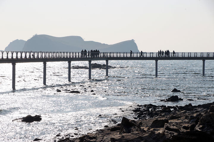 [인천=뉴시스] 17일 인천 연평도에서 연평 해상보행로 설치공사 준공식이 끝난 후 관람객들이 해상보행로를 걸으며 풍경을 감상하고 있다. (사진=옹진군 제공) 2025.12.17. photo@newsis.com *재판매 및 DB 금지