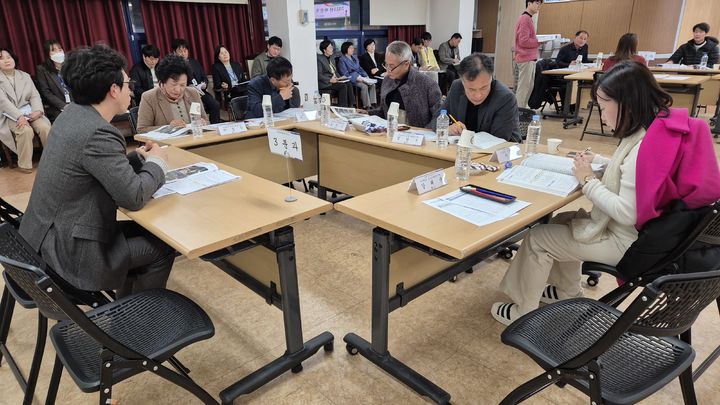 [고창=뉴시스] 지난 16일 고창군청에서 열린 '민선 8기 공약이행평가단 평가회의', 평가단의 분과별 점검회의가 진행 중이다. *재판매 및 DB 금지