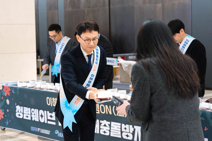 김서중 캠코 부사장이 17일 부산국제금융센터(BIFC) 1층 로비에서 출근 중인 공공기관 직원에게 청렴 쿠키를 배부하고 있다. (사진=한국자산관리공사 제공) *재판매 및 DB 금지