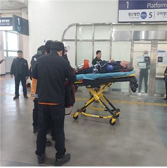[대구=뉴시스] 동대구역에서 쓰러진 시민이 구조대에 이송되는 모습. (사진=코레일 대구본부 제공) 2025.12.17. photo@newsis.com *재판매 및 DB 금지