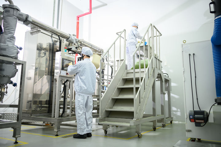 [세종=뉴시스] 공유공장 제품 생산 모습. (사진=한국식품산업클러스터진흥원 제공) *재판매 및 DB 금지