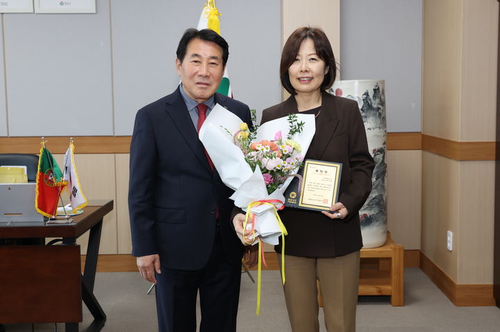 [양산=뉴시스] 나동연 시장이 한국필립모리스 윤희경 대표이사에게 민생경제 안정화 유공 경상남도 도지사 표창을 전달하고 있다. (사진=양산시 제공) 2025.12.17. photo@newsis.com *재판매 및 DB 금지